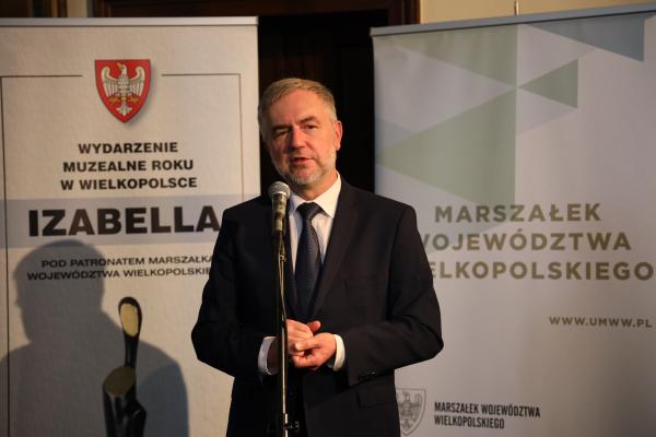 W Pałacu Myśliwskim Książąt Radziwiłłów w Antoninie z Marszałkiem Markiem Woźniakiem spotkali się dzisiaj wielkopolscy muzealnicy laureaci XX Konkursu na Wydarzenie Muzealne Roku w Wielkopolsce Izabella 2021. W konkursie nagradzana jest działalność wystawiennicza muzeów także wydawnicza edukacyjna naukowa promocyjna i konserwatorska. Nagrody otrzymało w tym roku 26 placówek muzealnych. Kapituła przyznała również nagrody specjalne za wybitny wkład w rozwój muzealnictwa wielkopolskiego. - kliknij aby powiększyć