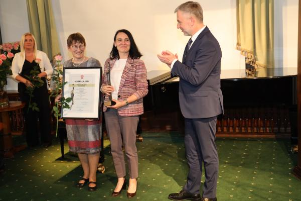 W Pałacu Myśliwskim Książąt Radziwiłłów w Antoninie z Marszałkiem Markiem Woźniakiem spotkali się dzisiaj wielkopolscy muzealnicy laureaci XX Konkursu na Wydarzenie Muzealne Roku w Wielkopolsce Izabella 2021. W konkursie nagradzana jest działalność wystawiennicza muzeów także wydawnicza edukacyjna naukowa promocyjna i konserwatorska. Nagrody otrzymało w tym roku 26 placówek muzealnych. Kapituła przyznała również nagrody specjalne za wybitny wkład w rozwój muzealnictwa wielkopolskiego. - kliknij aby powiększyć