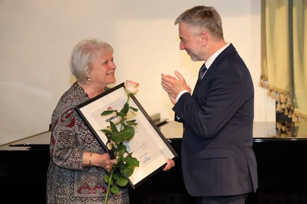 W Pałacu Myśliwskim Książąt Radziwiłłów w Antoninie z Marszałkiem Markiem Woźniakiem spotkali się dzisiaj wielkopolscy muzealnicy laureaci XX Konkursu na Wydarzenie Muzealne Roku w Wielkopolsce Izabella 2021. W konkursie nagradzana jest działalność wystawiennicza muzeów także wydawnicza edukacyjna naukowa promocyjna i konserwatorska. Nagrody otrzymało w tym roku 26 placówek muzealnych. Kapituła przyznała również nagrody specjalne za wybitny wkład w rozwój muzealnictwa wielkopolskiego. - kliknij aby powiększyć