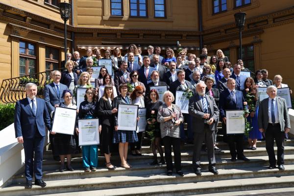 W Pałacu Myśliwskim Książąt Radziwiłłów w Antoninie z Marszałkiem Markiem Woźniakiem spotkali się dzisiaj wielkopolscy muzealnicy laureaci XX Konkursu na Wydarzenie Muzealne Roku w Wielkopolsce Izabella 2021. W konkursie nagradzana jest działalność wystawiennicza muzeów także wydawnicza edukacyjna naukowa promocyjna i konserwatorska. Nagrody otrzymało w tym roku 26 placówek muzealnych. Kapituła przyznała również nagrody specjalne za wybitny wkład w rozwój muzealnictwa wielkopolskiego. - kliknij aby powiększyć