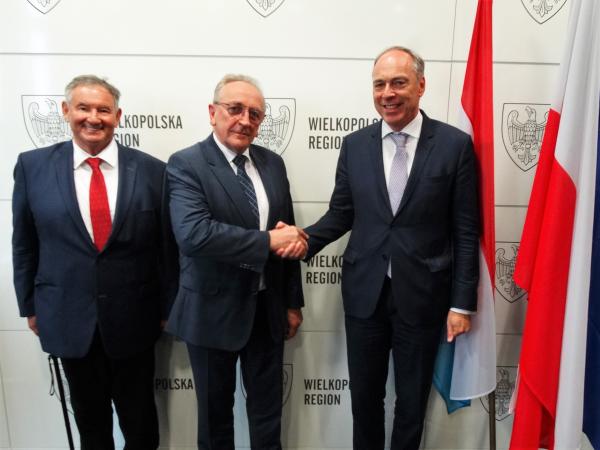 Wicemarszałek Wojciech Jankowiak z Paulem Schmitem Ambasadorem Wielkiego Księstwa Luksemburga w Polsce oraz dr. Pawłem Kuraszkiewiczem Konsulem Honorowym Wielkiego Księstwa Luksemburga w Poznaniu- kliknij aby powiększyć