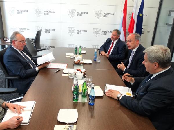 Wicemarszałek Wojciech Jankowiak z Paulem Schmitem Ambasadorem Wielkiego Księstwa Luksemburga w Polsce oraz dr. Pawłem Kuraszkiewiczem Konsulem Honorowym Wielkiego Księstwa Luksemburga w Poznaniu- kliknij aby powiększyć