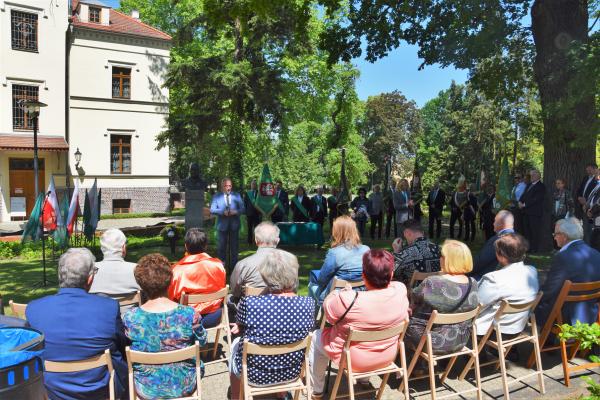 Wicemarszałek Województwa Wielkopolskiego Wojciech Jankowiak wziął udział w dorocznych obchodach Święta Ludowego które zorganizowane zostały w niedzielę 5 czerwca na terenie Muzeum Narodowego Rolnictwa i Przemysłu Rolno-Spożywczego w Szreniawie będącego instytucją kultury Samorządu Województwa Wielkopolskiego.- kliknij aby powiększyć