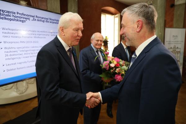 Marszałek Marek Woźniak wyróżnił odznaką honorową Za zasługi dla Województwa Wielkopolskiego dwóch wielkopolskich naukowców – prof. Andrzeja Legockiego oraz prof. Romana Słowińskiego.- kliknij aby powiększyć