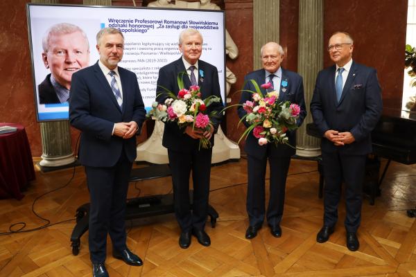 Marszałek Marek Woźniak wyróżnił odznaką honorową Za zasługi dla Województwa Wielkopolskiego dwóch wielkopolskich naukowców – prof. Andrzeja Legockiego oraz prof. Romana Słowińskiego.- kliknij aby powiększyć