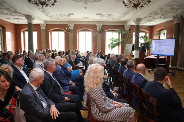 Marszałek Marek Woźniak wyróżnił odznaką honorową Za zasługi dla Województwa Wielkopolskiego dwóch wielkopolskich naukowców – prof. Andrzeja Legockiego oraz prof. Romana Słowińskiego.- kliknij aby powiększyć