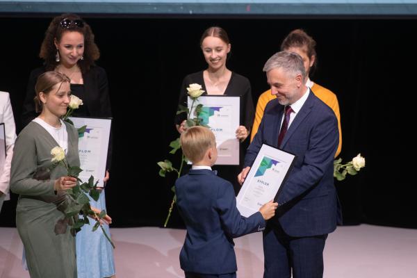 W siedzibie Polskiego Teatru Tańca Marszałek Marek Woźniak wręczył nagrody oraz stypendia ludziom kultury. Wyróżnienia te trafiły do rąk zarówno artystów jak i osób upowszechniających oraz chroniących kulturę w całej Wielkopolsce.- kliknij aby powiększyć