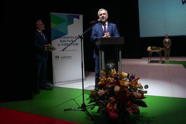 W siedzibie Polskiego Teatru Tańca Marszałek Marek Woźniak wręczył nagrody oraz stypendia ludziom kultury. Wyróżnienia te trafiły do rąk zarówno artystów jak i osób upowszechniających oraz chroniących kulturę w całej Wielkopolsce.- kliknij aby powiększyć