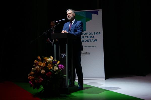 W siedzibie Polskiego Teatru Tańca Marszałek Marek Woźniak wręczył nagrody oraz stypendia ludziom kultury. Wyróżnienia te trafiły do rąk zarówno artystów jak i osób upowszechniających oraz chroniących kulturę w całej Wielkopolsce.- kliknij aby powiększyć