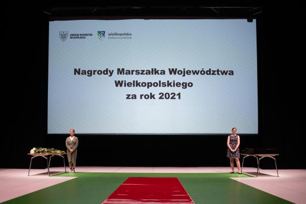 W siedzibie Polskiego Teatru Tańca Marszałek Marek Woźniak wręczył nagrody oraz stypendia ludziom kultury. Wyróżnienia te trafiły do rąk zarówno artystów jak i osób upowszechniających oraz chroniących kulturę w całej Wielkopolsce.- kliknij aby powiększyć