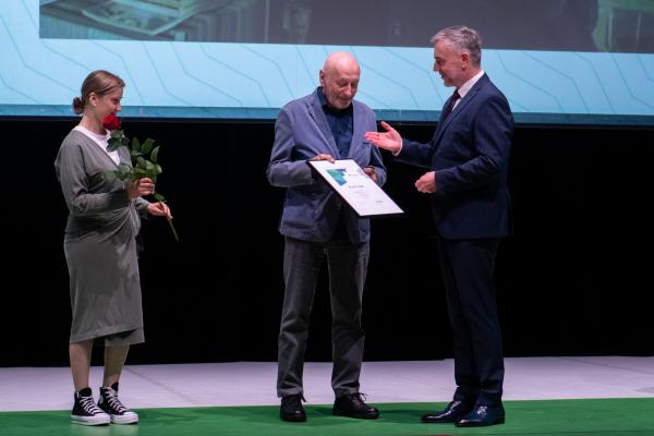 W siedzibie Polskiego Teatru Tańca Marszałek Marek Woźniak wręczył nagrody oraz stypendia ludziom kultury. Wyróżnienia te trafiły do rąk zarówno artystów jak i osób upowszechniających oraz chroniących kulturę w całej Wielkopolsce.- kliknij aby powiększyć