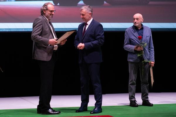 W siedzibie Polskiego Teatru Tańca Marszałek Marek Woźniak wręczył nagrody oraz stypendia ludziom kultury. Wyróżnienia te trafiły do rąk zarówno artystów jak i osób upowszechniających oraz chroniących kulturę w całej Wielkopolsce.- kliknij aby powiększyć