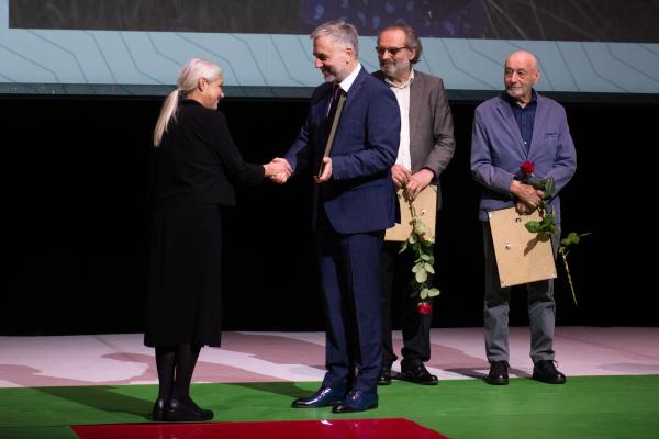 W siedzibie Polskiego Teatru Tańca Marszałek Marek Woźniak wręczył nagrody oraz stypendia ludziom kultury. Wyróżnienia te trafiły do rąk zarówno artystów jak i osób upowszechniających oraz chroniących kulturę w całej Wielkopolsce.- kliknij aby powiększyć