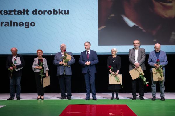 W siedzibie Polskiego Teatru Tańca Marszałek Marek Woźniak wręczył nagrody oraz stypendia ludziom kultury. Wyróżnienia te trafiły do rąk zarówno artystów jak i osób upowszechniających oraz chroniących kulturę w całej Wielkopolsce.- kliknij aby powiększyć