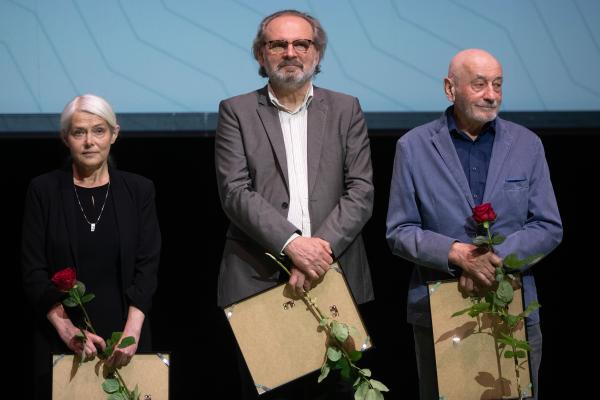 W siedzibie Polskiego Teatru Tańca Marszałek Marek Woźniak wręczył nagrody oraz stypendia ludziom kultury. Wyróżnienia te trafiły do rąk zarówno artystów jak i osób upowszechniających oraz chroniących kulturę w całej Wielkopolsce.- kliknij aby powiększyć