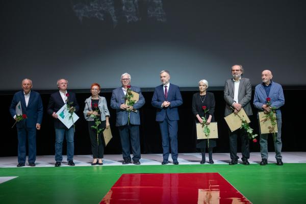 W siedzibie Polskiego Teatru Tańca Marszałek Marek Woźniak wręczył nagrody oraz stypendia ludziom kultury. Wyróżnienia te trafiły do rąk zarówno artystów jak i osób upowszechniających oraz chroniących kulturę w całej Wielkopolsce.- kliknij aby powiększyć