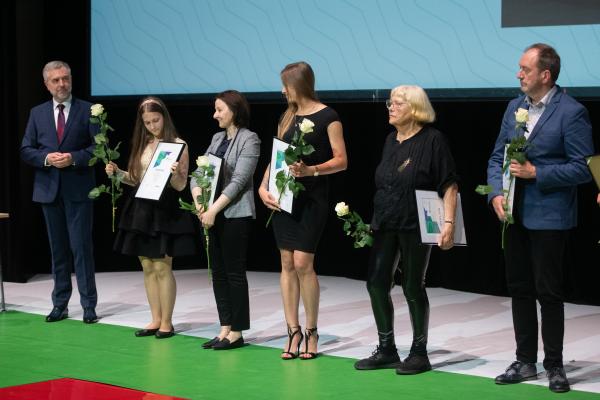 W siedzibie Polskiego Teatru Tańca Marszałek Marek Woźniak wręczył nagrody oraz stypendia ludziom kultury. Wyróżnienia te trafiły do rąk zarówno artystów jak i osób upowszechniających oraz chroniących kulturę w całej Wielkopolsce.- kliknij aby powiększyć