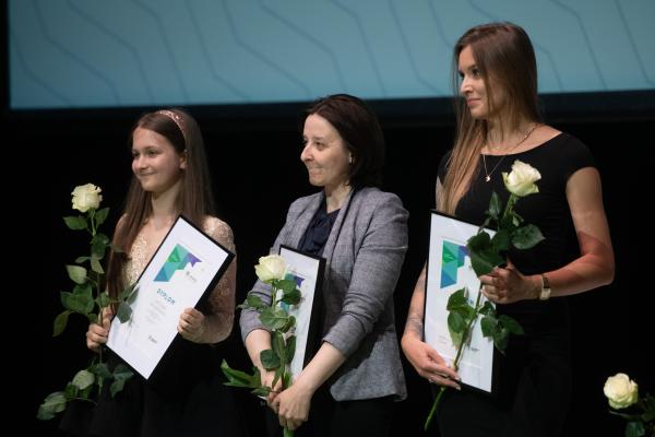 W siedzibie Polskiego Teatru Tańca Marszałek Marek Woźniak wręczył nagrody oraz stypendia ludziom kultury. Wyróżnienia te trafiły do rąk zarówno artystów jak i osób upowszechniających oraz chroniących kulturę w całej Wielkopolsce.- kliknij aby powiększyć