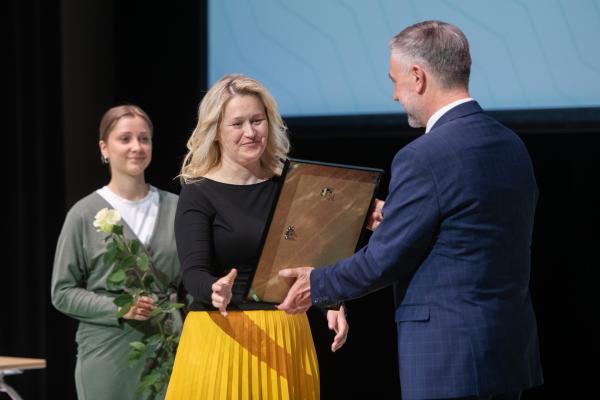 W siedzibie Polskiego Teatru Tańca Marszałek Marek Woźniak wręczył nagrody oraz stypendia ludziom kultury. Wyróżnienia te trafiły do rąk zarówno artystów jak i osób upowszechniających oraz chroniących kulturę w całej Wielkopolsce.- kliknij aby powiększyć