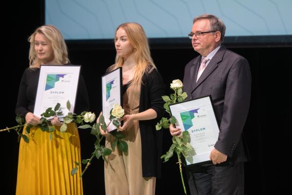 W siedzibie Polskiego Teatru Tańca Marszałek Marek Woźniak wręczył nagrody oraz stypendia ludziom kultury. Wyróżnienia te trafiły do rąk zarówno artystów jak i osób upowszechniających oraz chroniących kulturę w całej Wielkopolsce.- kliknij aby powiększyć