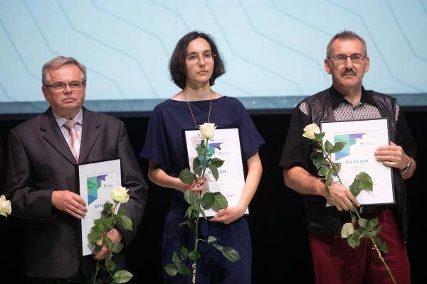 W siedzibie Polskiego Teatru Tańca Marszałek Marek Woźniak wręczył nagrody oraz stypendia ludziom kultury. Wyróżnienia te trafiły do rąk zarówno artystów jak i osób upowszechniających oraz chroniących kulturę w całej Wielkopolsce.- kliknij aby powiększyć