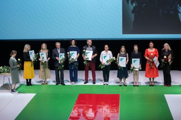 W siedzibie Polskiego Teatru Tańca Marszałek Marek Woźniak wręczył nagrody oraz stypendia ludziom kultury. Wyróżnienia te trafiły do rąk zarówno artystów jak i osób upowszechniających oraz chroniących kulturę w całej Wielkopolsce.- kliknij aby powiększyć