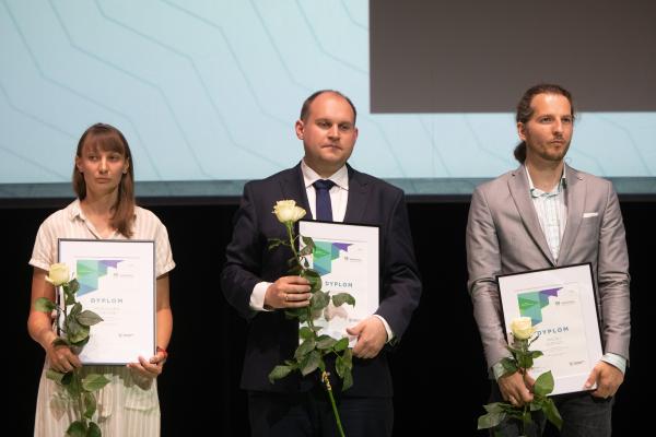 W siedzibie Polskiego Teatru Tańca Marszałek Marek Woźniak wręczył nagrody oraz stypendia ludziom kultury. Wyróżnienia te trafiły do rąk zarówno artystów jak i osób upowszechniających oraz chroniących kulturę w całej Wielkopolsce.- kliknij aby powiększyć