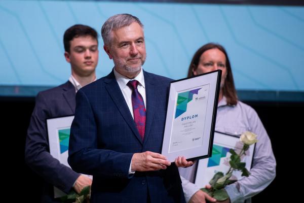 W siedzibie Polskiego Teatru Tańca Marszałek Marek Woźniak wręczył nagrody oraz stypendia ludziom kultury. Wyróżnienia te trafiły do rąk zarówno artystów jak i osób upowszechniających oraz chroniących kulturę w całej Wielkopolsce.- kliknij aby powiększyć