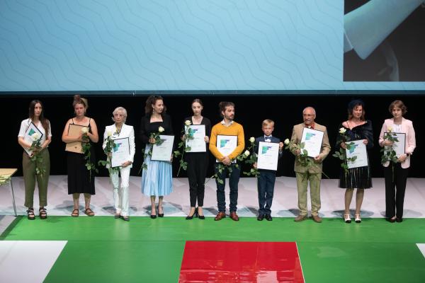 W siedzibie Polskiego Teatru Tańca Marszałek Marek Woźniak wręczył nagrody oraz stypendia ludziom kultury. Wyróżnienia te trafiły do rąk zarówno artystów jak i osób upowszechniających oraz chroniących kulturę w całej Wielkopolsce.- kliknij aby powiększyć