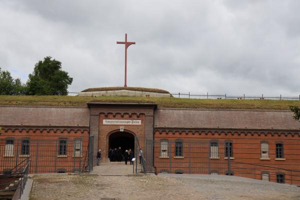 21 czerwca w Muzeum Martyrologii Wielkopolan – Fort VII w Poznaniu odbyła się konferencja prasowa z udziałem Marka Woźniaka Marszałka Województwa Wielkopolskiego Jędrzeja Solarskiego Zastępcy Prezydenta Poznania oraz Przemysława Terleckiego Dyrektora Wielkopolskiego Muzeum Niepodległości podsumowująca I etap trwającego od kilku lat projektu  z dofinansowaniem z Wielkopolskiego Regionalnego Programu Operacyjnego 2014-2020 Renowacja i adaptacja Fortu VII w Poznaniu dla zachowania dziedzictwa kulturowego. Jego wartość opiewa na kwotę ponad 28 mln złotych. - kliknij aby powiększyć