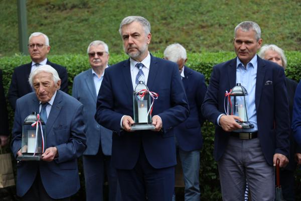 21 czerwca w Muzeum Martyrologii Wielkopolan – Fort VII w Poznaniu odbyła się konferencja prasowa z udziałem Marka Woźniaka Marszałka Województwa Wielkopolskiego Jędrzeja Solarskiego Zastępcy Prezydenta Poznania oraz Przemysława Terleckiego Dyrektora Wielkopolskiego Muzeum Niepodległości podsumowująca I etap trwającego od kilku lat projektu  z dofinansowaniem z Wielkopolskiego Regionalnego Programu Operacyjnego 2014-2020 Renowacja i adaptacja Fortu VII w Poznaniu dla zachowania dziedzictwa kulturowego. Jego wartość opiewa na kwotę ponad 28 mln złotych. - kliknij aby powiększyć