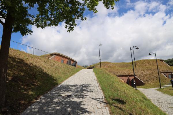 21 czerwca w Muzeum Martyrologii Wielkopolan – Fort VII w Poznaniu odbyła się konferencja prasowa z udziałem Marka Woźniaka Marszałka Województwa Wielkopolskiego Jędrzeja Solarskiego Zastępcy Prezydenta Poznania oraz Przemysława Terleckiego Dyrektora Wielkopolskiego Muzeum Niepodległości podsumowująca I etap trwającego od kilku lat projektu  z dofinansowaniem z Wielkopolskiego Regionalnego Programu Operacyjnego 2014-2020 Renowacja i adaptacja Fortu VII w Poznaniu dla zachowania dziedzictwa kulturowego. Jego wartość opiewa na kwotę ponad 28 mln złotych. - kliknij aby powiększyć