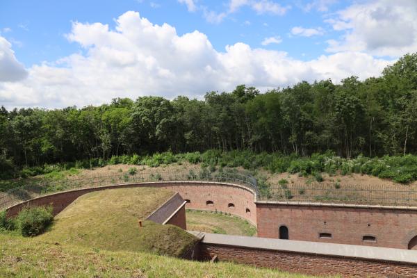 21 czerwca w Muzeum Martyrologii Wielkopolan – Fort VII w Poznaniu odbyła się konferencja prasowa z udziałem Marka Woźniaka Marszałka Województwa Wielkopolskiego Jędrzeja Solarskiego Zastępcy Prezydenta Poznania oraz Przemysława Terleckiego Dyrektora Wielkopolskiego Muzeum Niepodległości podsumowująca I etap trwającego od kilku lat projektu  z dofinansowaniem z Wielkopolskiego Regionalnego Programu Operacyjnego 2014-2020 Renowacja i adaptacja Fortu VII w Poznaniu dla zachowania dziedzictwa kulturowego. Jego wartość opiewa na kwotę ponad 28 mln złotych. - kliknij aby powiększyć