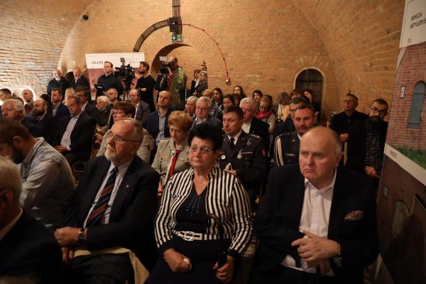 21 czerwca w Muzeum Martyrologii Wielkopolan – Fort VII w Poznaniu odbyła się konferencja prasowa z udziałem Marka Woźniaka Marszałka Województwa Wielkopolskiego Jędrzeja Solarskiego Zastępcy Prezydenta Poznania oraz Przemysława Terleckiego Dyrektora Wielkopolskiego Muzeum Niepodległości podsumowująca I etap trwającego od kilku lat projektu  z dofinansowaniem z Wielkopolskiego Regionalnego Programu Operacyjnego 2014-2020 Renowacja i adaptacja Fortu VII w Poznaniu dla zachowania dziedzictwa kulturowego. Jego wartość opiewa na kwotę ponad 28 mln złotych. - kliknij aby powiększyć