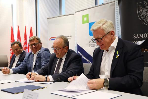 W poniedziałek 4 lipca zostało podpisane porozumienie rozszerzające zasięg Poznańskiej Kolei Metropolitalnej (PKM) do stacji Wronki. To ostatni etap w rozwoju PKM zainaugurowanej w czerwcu 2018 roku. - kliknij aby powiększyć