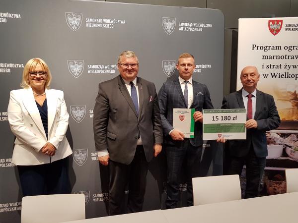 Samorząd Województwa Wielkopolskiego kontynuuje realizację Programu ograniczania marnotrawstwa i strat żywności w Wielkopolsce na lata 2021-2025. W ramach 2 edycji programu Wielkopolskie Jadłodzielnie powstanie 14 nowych miejsc wymiany żywności w naszym województwie. Wsparcie które trafi do gmin na realizację poszczególnych projektów wynosi 291 tys. zł.- kliknij aby powiększyć