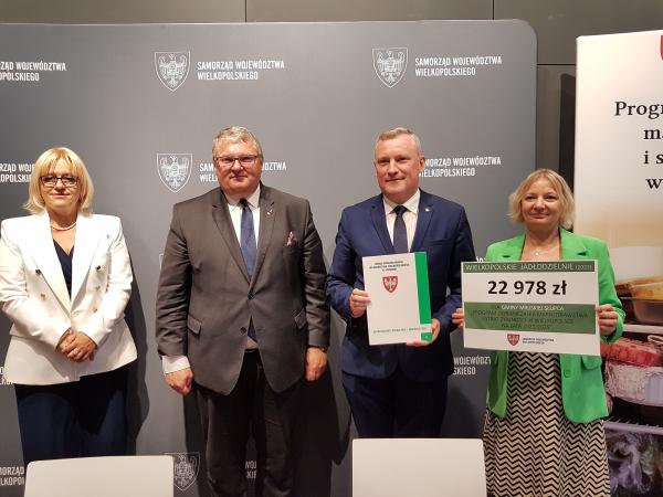 Samorząd Województwa Wielkopolskiego kontynuuje realizację Programu ograniczania marnotrawstwa i strat żywności w Wielkopolsce na lata 2021-2025. W ramach 2 edycji programu Wielkopolskie Jadłodzielnie powstanie 14 nowych miejsc wymiany żywności w naszym województwie. Wsparcie które trafi do gmin na realizację poszczególnych projektów wynosi 291 tys. zł.- kliknij aby powiększyć