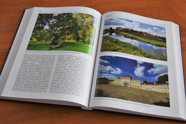 Wicemarszałek Wojciech Jankowiak zaprasza swoim słowem wstępnym do zapoznania się z arcyciekawą publikacją wydaną właśnie przez Wielkopolskie Biuro Planowania Przestrzennego. Monografia naukowa Regiony fizycznogeograficzne województwa wielkopolskiego stanowi pierwsze tak obszerne i szczegółowe monograficzne ujęcie podziału przyrodniczego województwa wielkopolskiego.- kliknij aby powiększyć