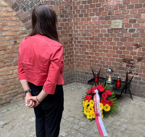 Katrin Lange Minister Finansów i Spraw Europejskich Kraju Związkowego Brandenburgia złożyła kwiaty przed ściana śmierci w Forcie VII- kliknij aby powiększyć