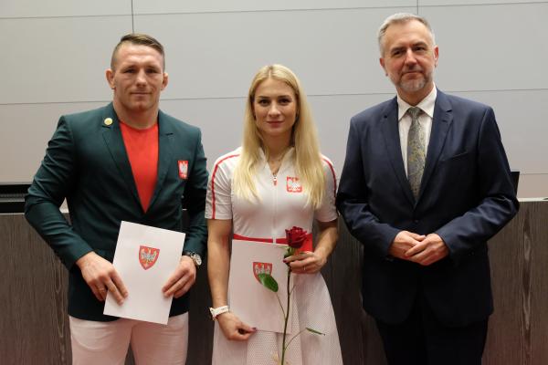 Marszałek Marek Woźniak z olimpijczykami- kliknij aby powiększyć