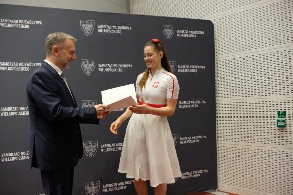 Marszałek Marek Woźniak wręcza stypendium olimpijskie- kliknij aby powiększyć