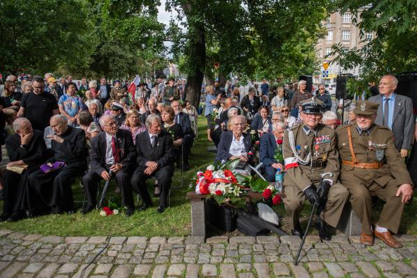 Uroczystości upamiętniające uczestników Powstania Warszawskiego  przed Pomnikiem Polskiego Państwa Podziemnego - kliknij aby powiększyć