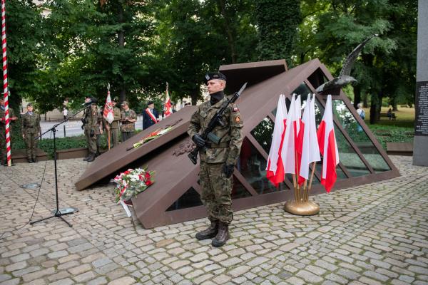 Pomnik Polskiego Państwa Podziemnego - Uroczystości upamiętniające uczestników Powstania Warszawskiego - kliknij aby powiększyć