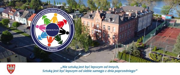 Budynek Regionalnego Centrum Profilaktyki Uzależnień w Rogoźnie oraz motto ośrodka Nie sztuką jest być lepszym od innych Sztuką jest być lepszym od siebie samego z dnia poprzedniego.- kliknij aby powiększyć