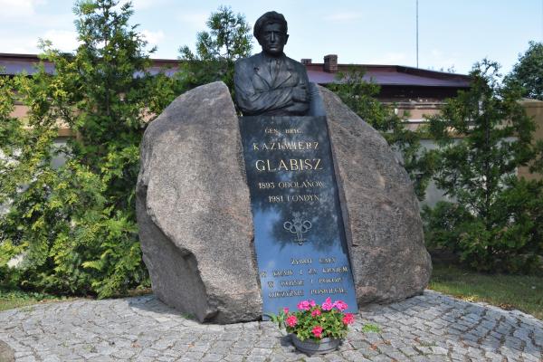 Pomnik miejscowego bohatera gen. Kazimierza Glabisza- kliknij aby powiększyć