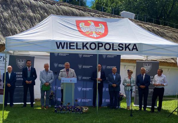 Każdego roku w sierpniu obchodzony jest Wielki Dzień Pszczół. Jest to dobry moment aby pokazać jak ważną rolę pełnią te owady w naszym ekosystemie i życiu człowieka. Choć osiągają niewielkie rozmiary to są odpowiedzialne za zapylanie różnych gatunków roślin. W celu podkreślenia istoty i znaczenia roli pszczół Samorząd Województwa Wielkopolskiego już po raz drugi zorganizował wielkie wydarzenie plenerowe pod nazwą Wielkopolski Dzień Pszczół które odbyło się w niedzielę 7 sierpnia w Kaliszu na terenie Rezerwatu Archeologicznego Zawodzie. - kliknij aby powiększyć