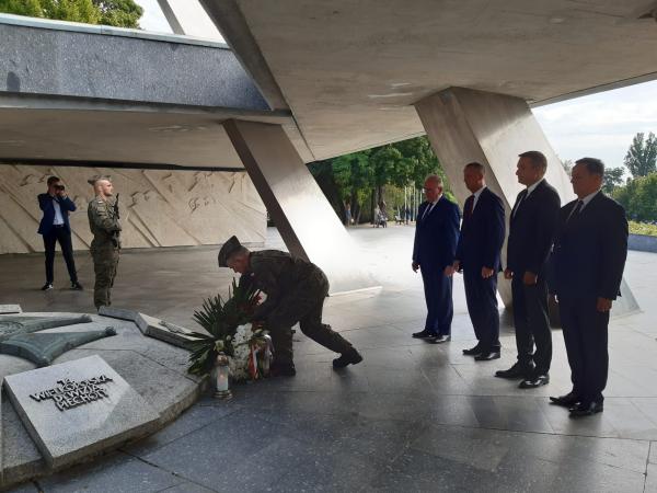 Wojciech Jankowiak Wicemarszałek Województwa Wielkopolskiego wziął udział w wojewódzkich obchodach Święta Wojska Polskiego.- kliknij aby powiększyć