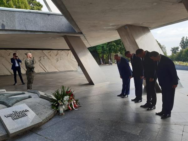 Wojciech Jankowiak Wicemarszałek Województwa Wielkopolskiego wziął udział w wojewódzkich obchodach Święta Wojska Polskiego.- kliknij aby powiększyć