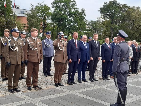 Wojciech Jankowiak Wicemarszałek Województwa Wielkopolskiego wziął udział w wojewódzkich obchodach Święta Wojska Polskiego.- kliknij aby powiększyć