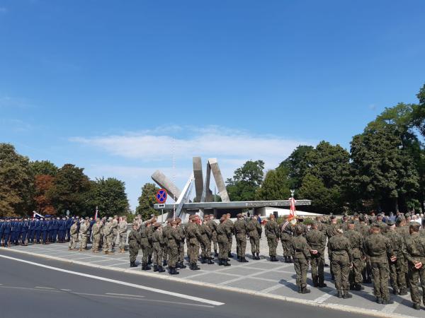 Wojciech Jankowiak Wicemarszałek Województwa Wielkopolskiego wziął udział w wojewódzkich obchodach Święta Wojska Polskiego.- kliknij aby powiększyć